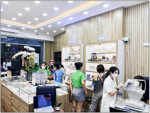 bên trong cửa hàng Mắt Kính Hoàng Hà